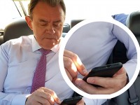 Блогеры просят пенсионера Лидина объяснить, почему он держит айфон в «Диктанте Победы»... кверху ногами - это постановочное фэйк-фото, Кузьмич?