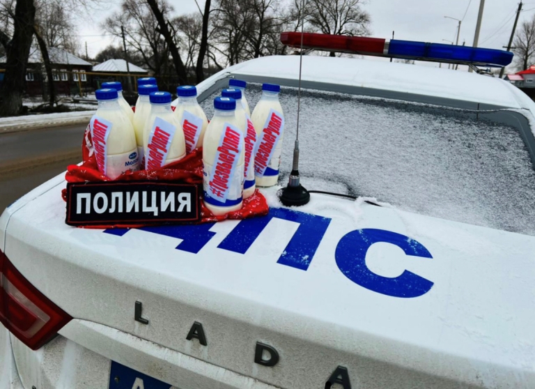 Водителям Лунинского района вручили молоко в качестве предновогоднего подарка