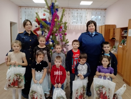 Следователи вручили подарки детям из Чаадаевского реабилитационного центра