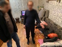 В Кузнецке отец убил сожителя дочери и прикрыл его тело ковром