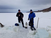 Пензенские спасатели-водолазы на Сурском водохранилище погрузились под лед