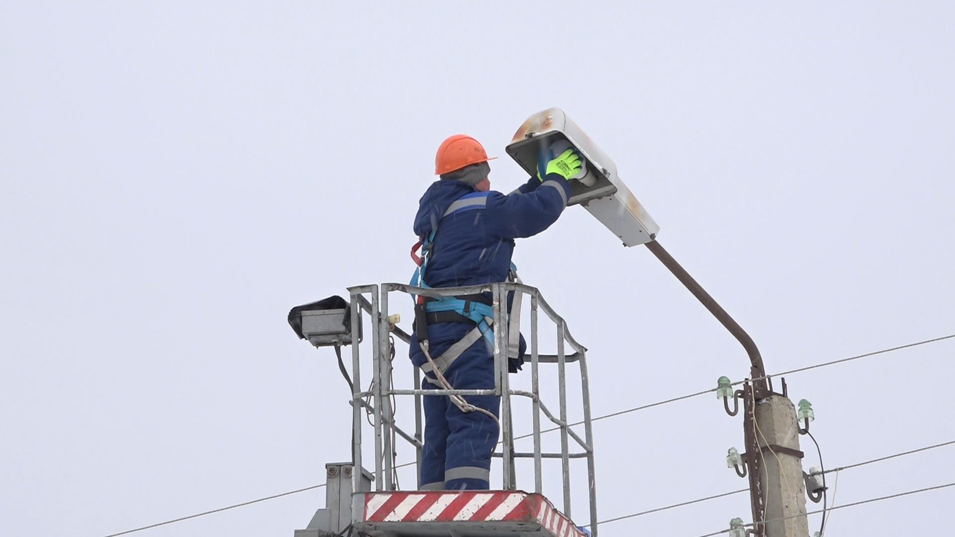 АО «Горэлектросеть» продолжается монтаж линий электропередач
