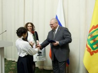 Олег Мельниченко вручил школьницам, предотвратившим лесной пожар, памятные медали «За проявленное мужество»