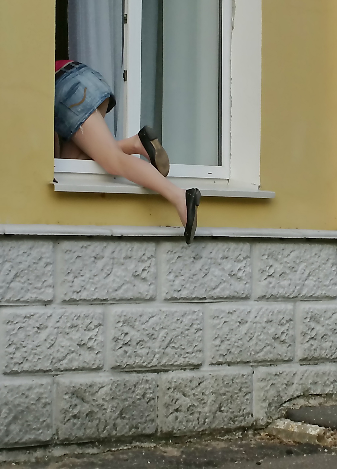 Подглядывание 50. Женщина лезет в окно. Девушка заглядывает в окно. Девушка залезает в окно. Подглядывание через окно.