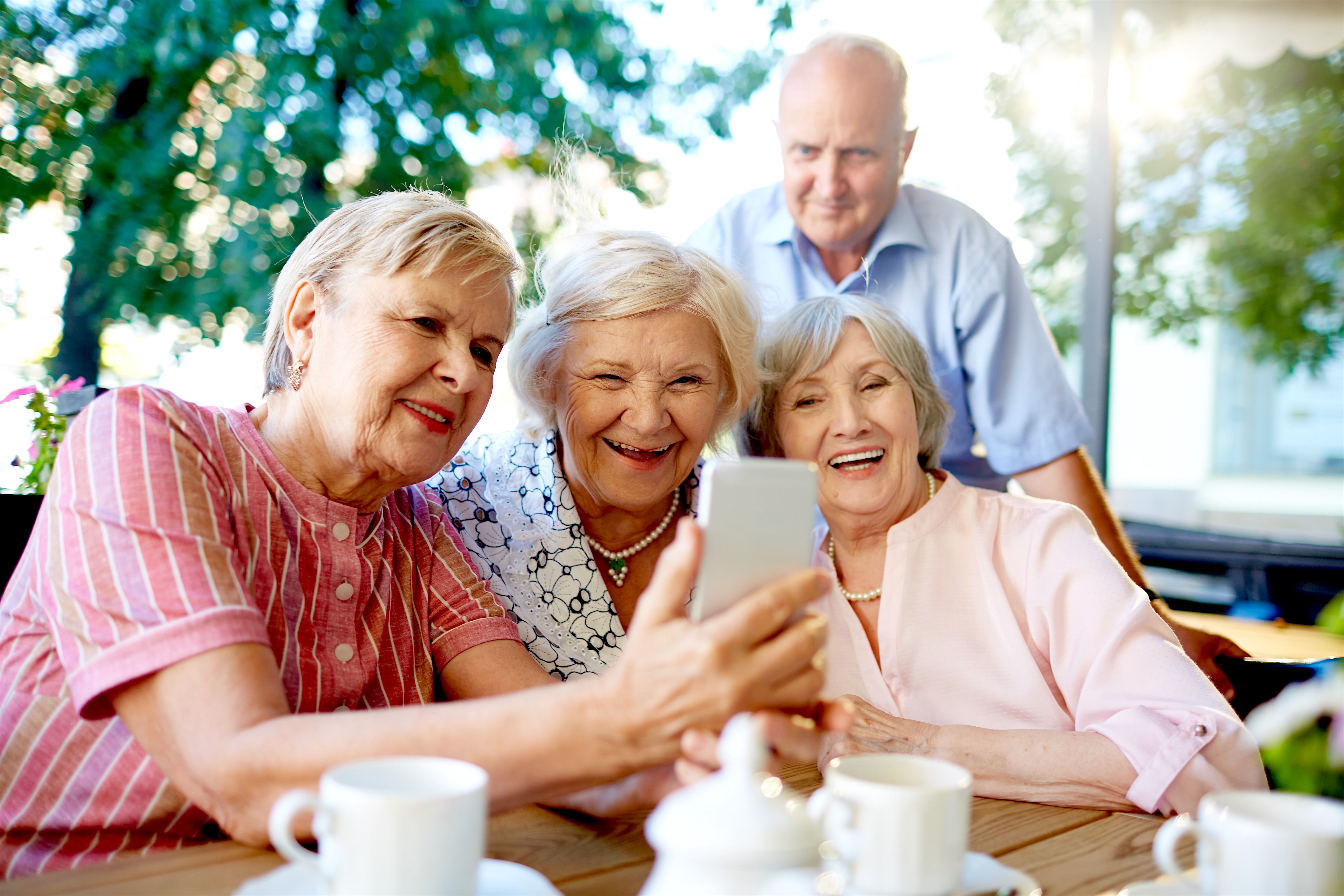 Подмосковная пенсия. Счастливые пенсионеры. Пенсионеры радуются. Счастливые пожилые люди. Пожилого человека.