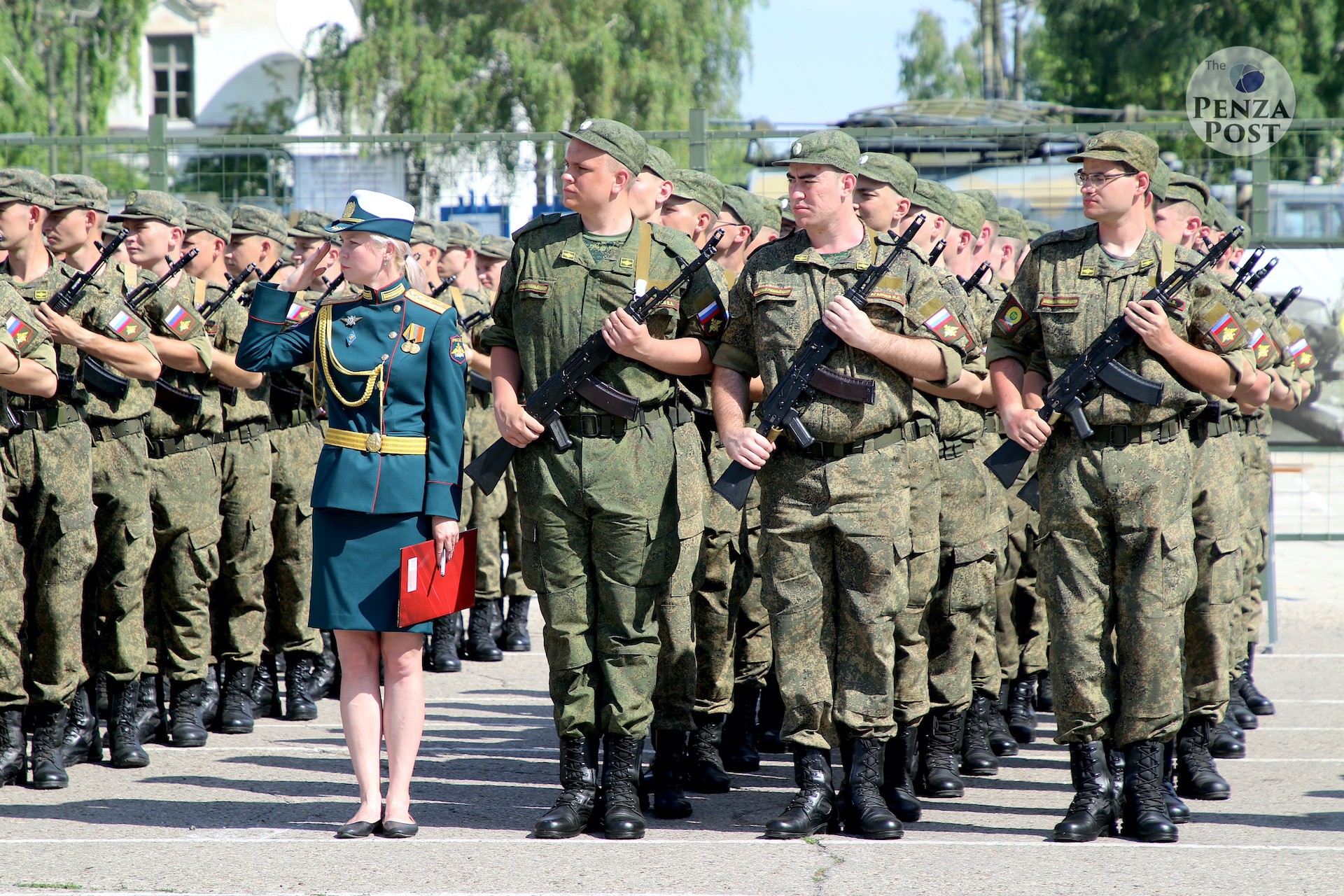 Студенты ПГУ прибыли домой с военных сборов в Ульяновске. Зарисовка трогательной встречи на вокзале Пенза-1