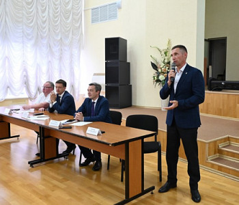 Олег Денисов посетил общегородское родительское собрание