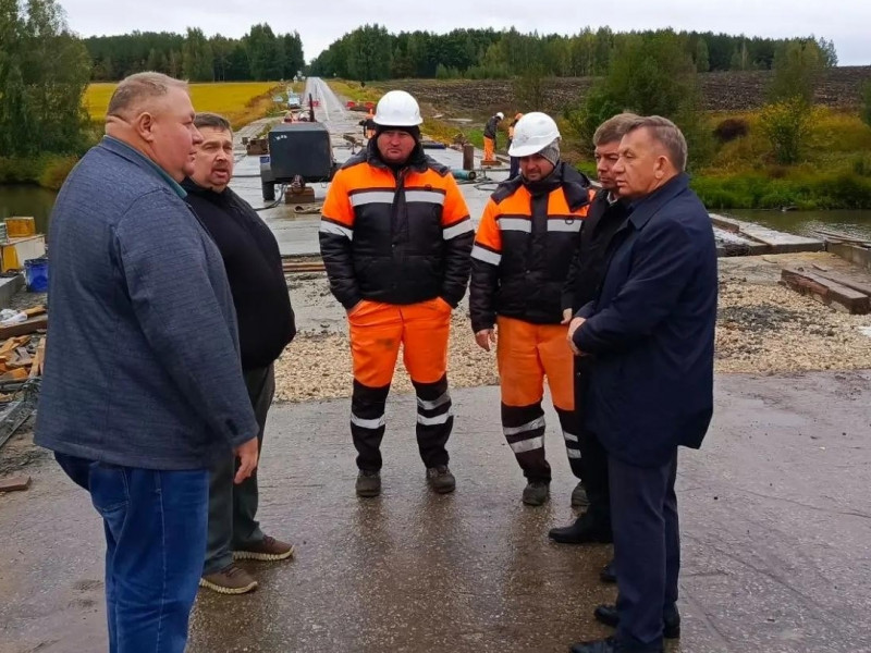 Александр Гришаев держит на контроле ход капремонта моста через пруд Озерный в Камешкирском районе