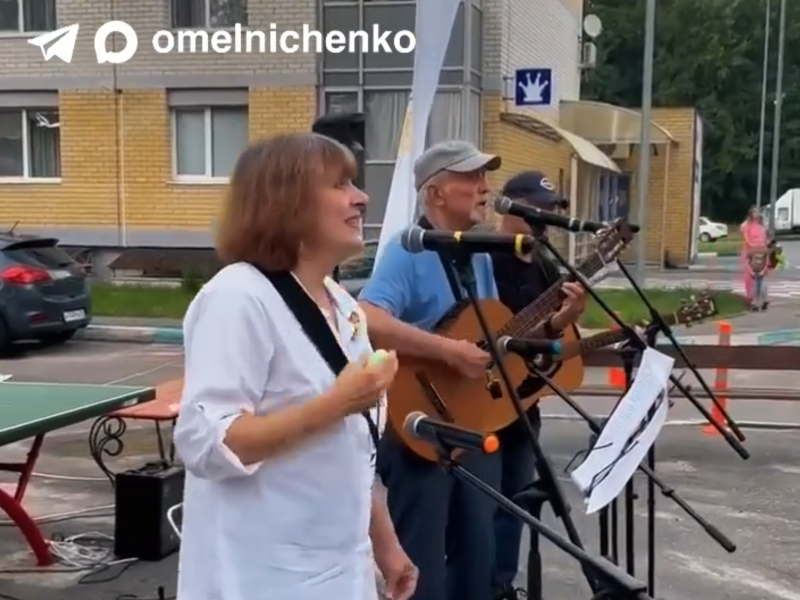 В Заречном пустырь на Ахунской превратили в концертный зал под открытым небом