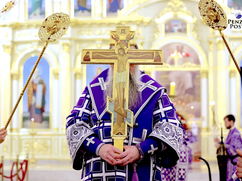 Митрополит Серафим совершил чин Воздвижения Креста в главном соборе Пензы