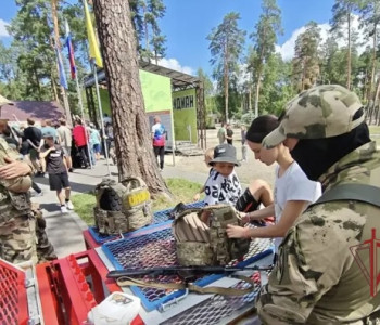 Дети в «Меридиане» посидели за рулём «Тигра» и познакомились с экипировкой ОМОН