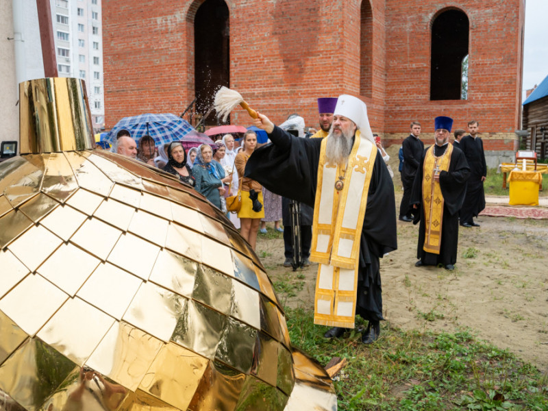 В Пензе освятили крест и купола строящегося храма на улице Ново-Казанской