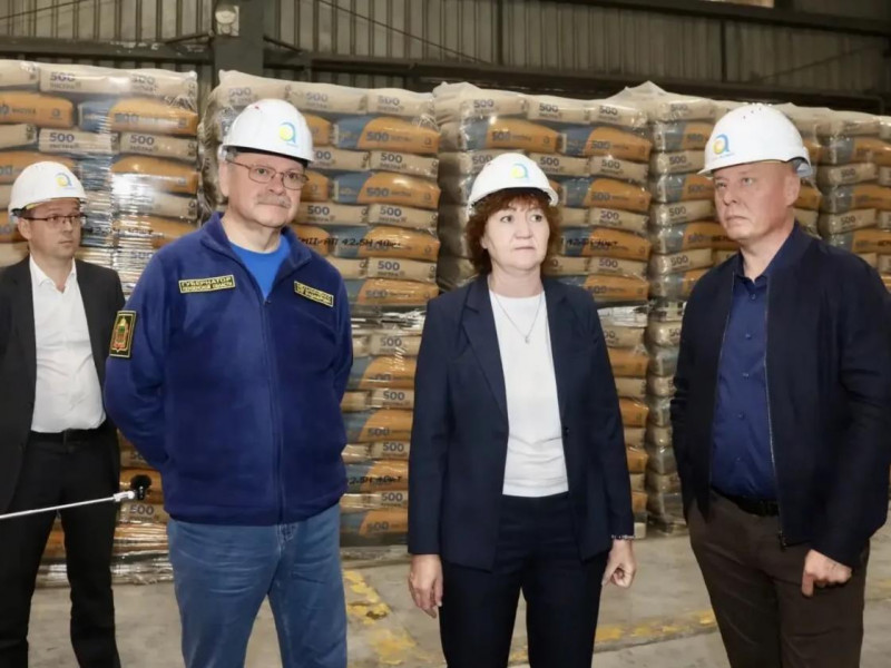Олег Мельниченко посетил никольский завод «Азия Цемент»