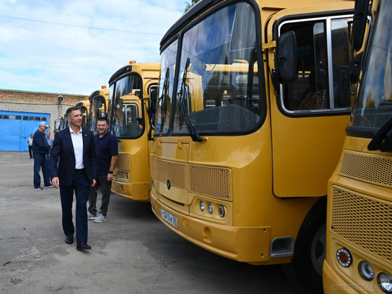 В Пензе Олег Денисов и автоинспектор проверили готовность школьных автобусов
