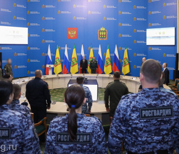 Олег Мельниченко вручил награды сотрудникам Росгвардии