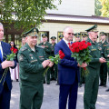 Под колокольный звон и с алыми розами: Олег Мельниченко и Алексей Волков открыли памятник Александру Невскому в военном вузе Пензы